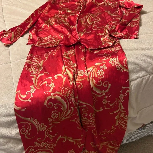 Morgan Taylor Red Satin Pajama Set with Gold Paisley Motif - Picture 8 of 11
